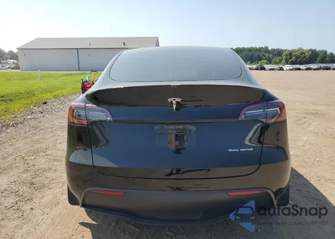 2024 Tesla Model Y из США, поврежденный, VIN 7SAYGAEE1RF185847